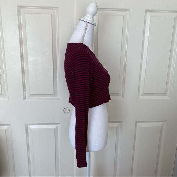 Lisakai Long Sleeve Crop Top - Picture 4 of 11